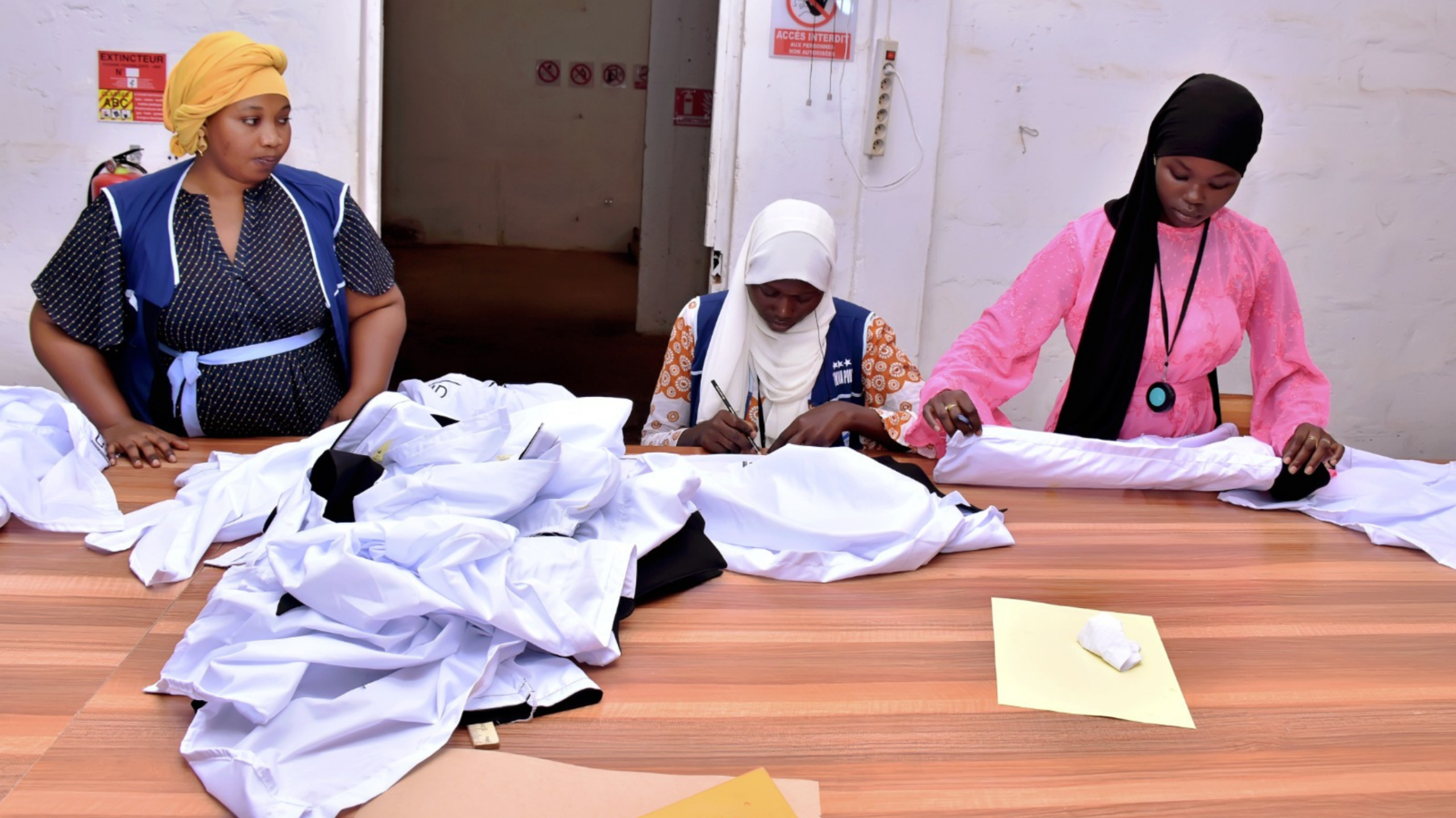 2.300 Schuluniformen entstehen